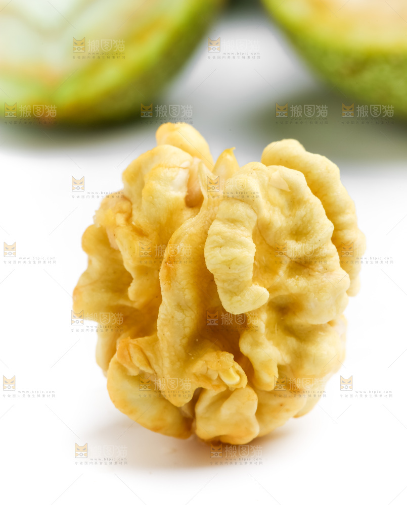白底上放着新鲜核桃仁