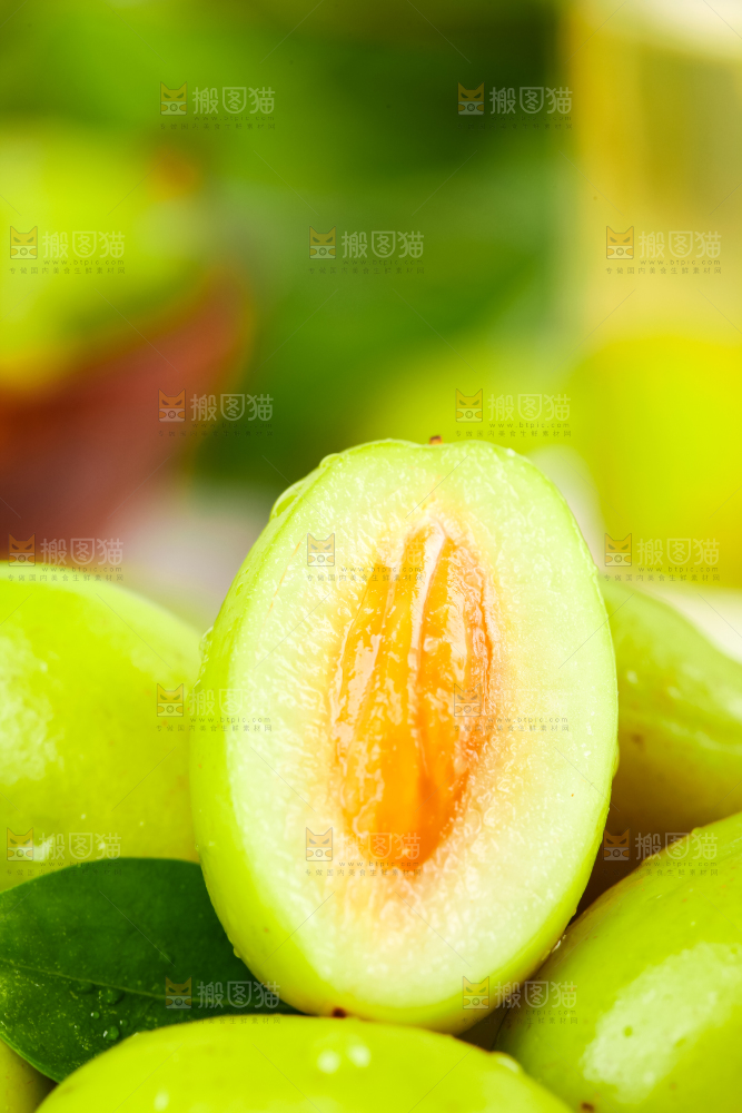 白底上放着一盘潮汕橄榄