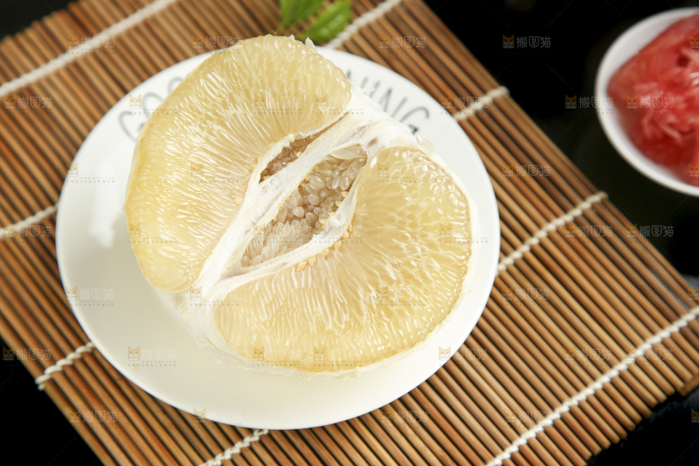 竹底上的白心蜜柚