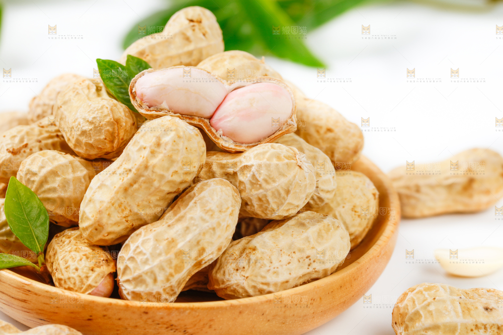 白底上盘子里的生花生