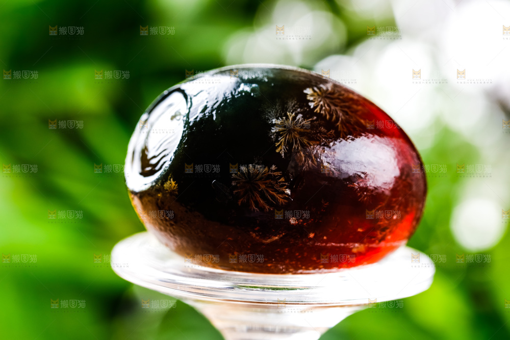 玻璃杯上放着松花蛋
