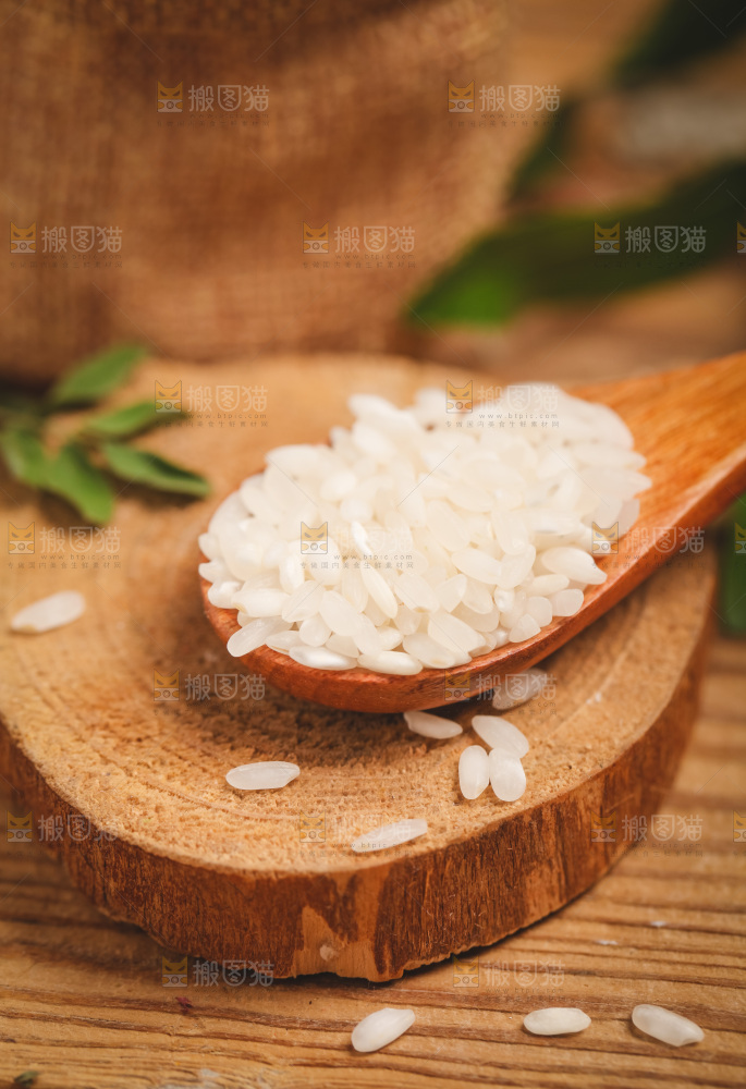 勺子里放着大米