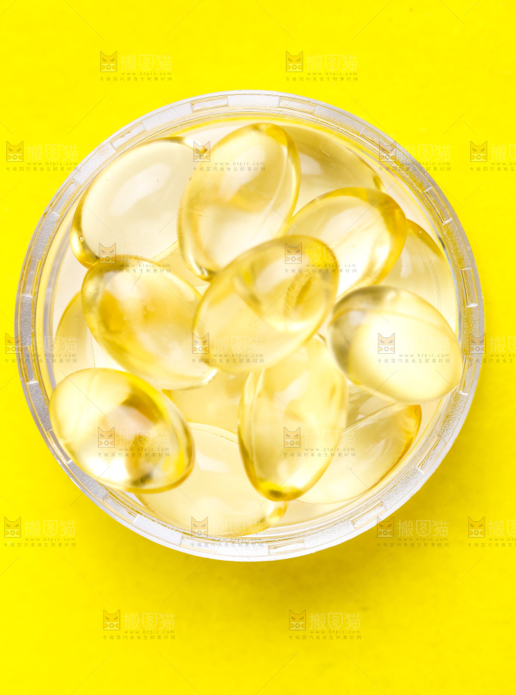 浅底上的鱼油胶囊