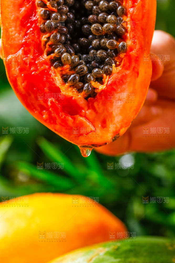 手里拿着牛奶木瓜