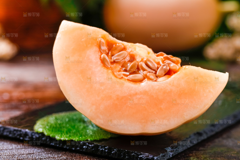 石板上放着切开的新鲜蜜瓜