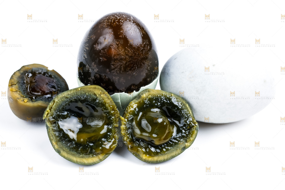 浅底上摆放着松花蛋