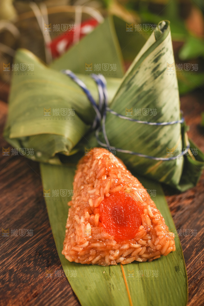 深底上放着蛋黄粽