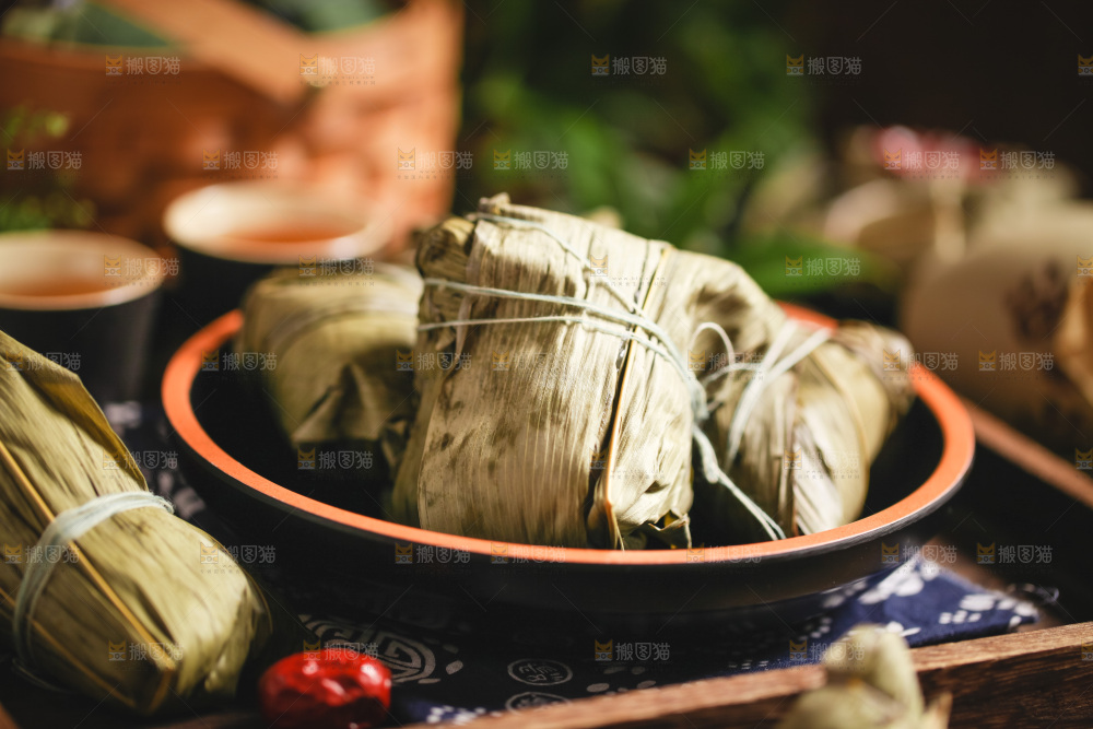 盘子里装着粽子