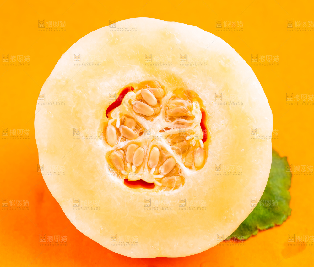 浅底上放着山东东方蜜瓜