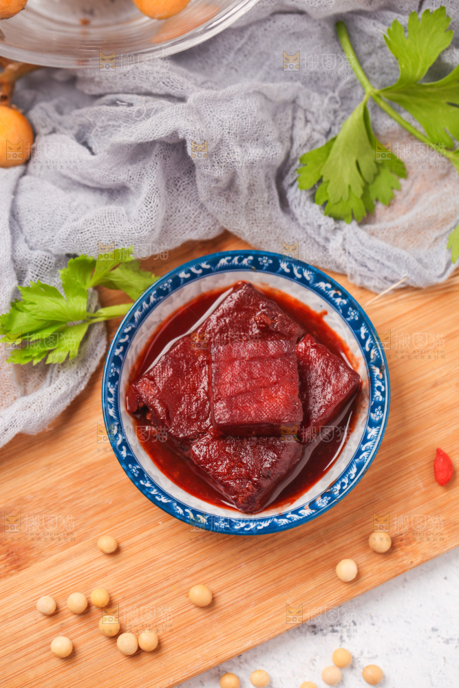 木底上放着一盘腐乳豆腐