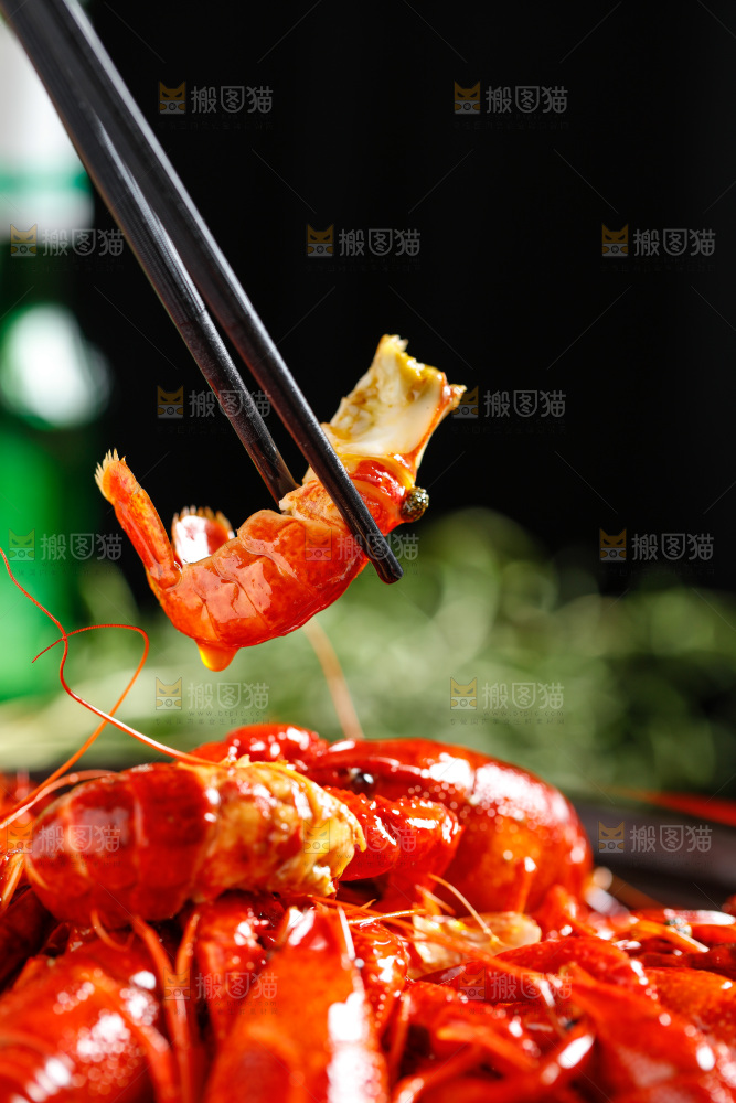 筷子夹着龙虾尾