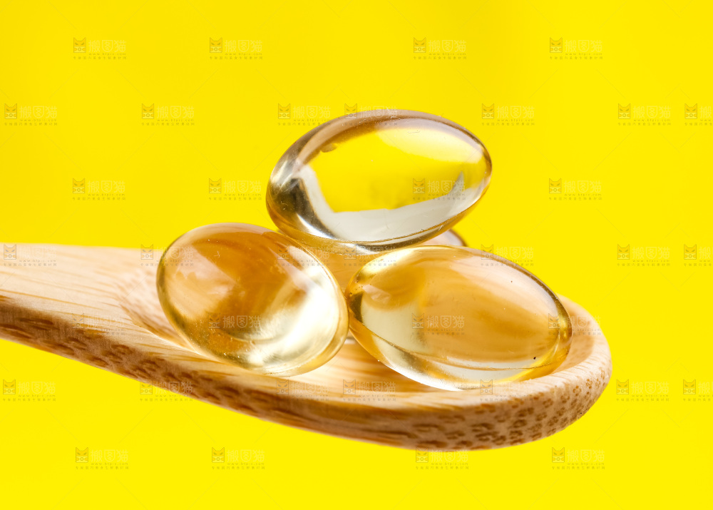 浅底上的鱼油胶囊