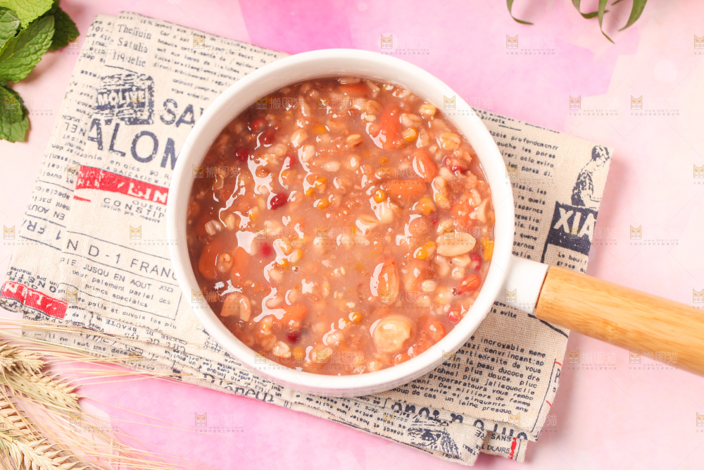 一碗八宝粥放在浅底上