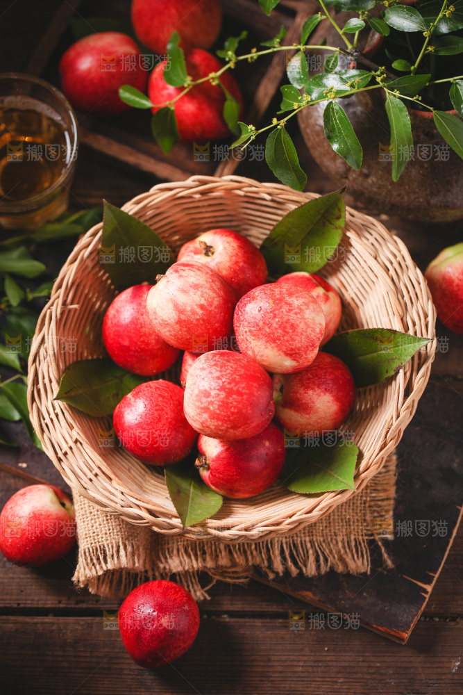 篮子里装着油桃