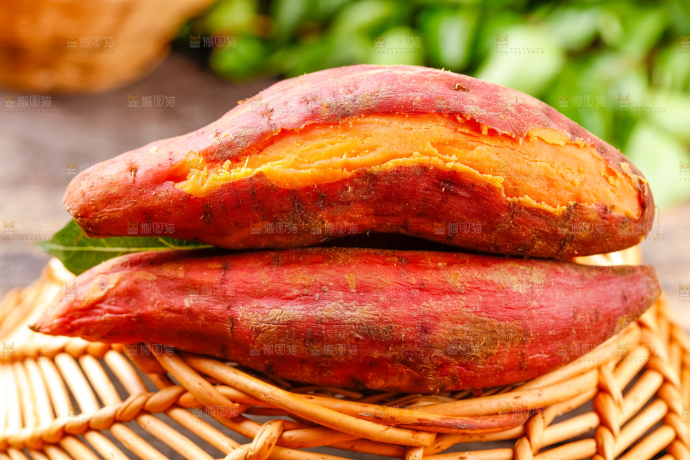 篮子上摆放着六鳌红蜜薯