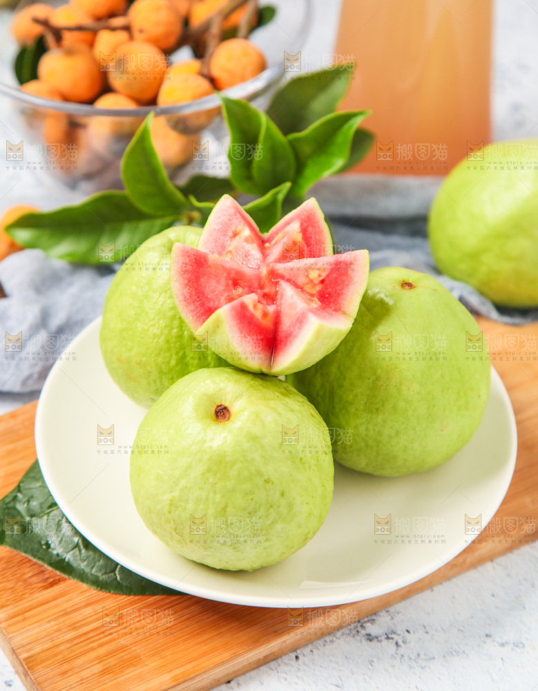 盘子里装着红心芭乐