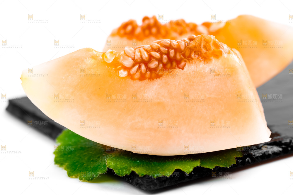 黑石板上放着切开的东方蜜瓜