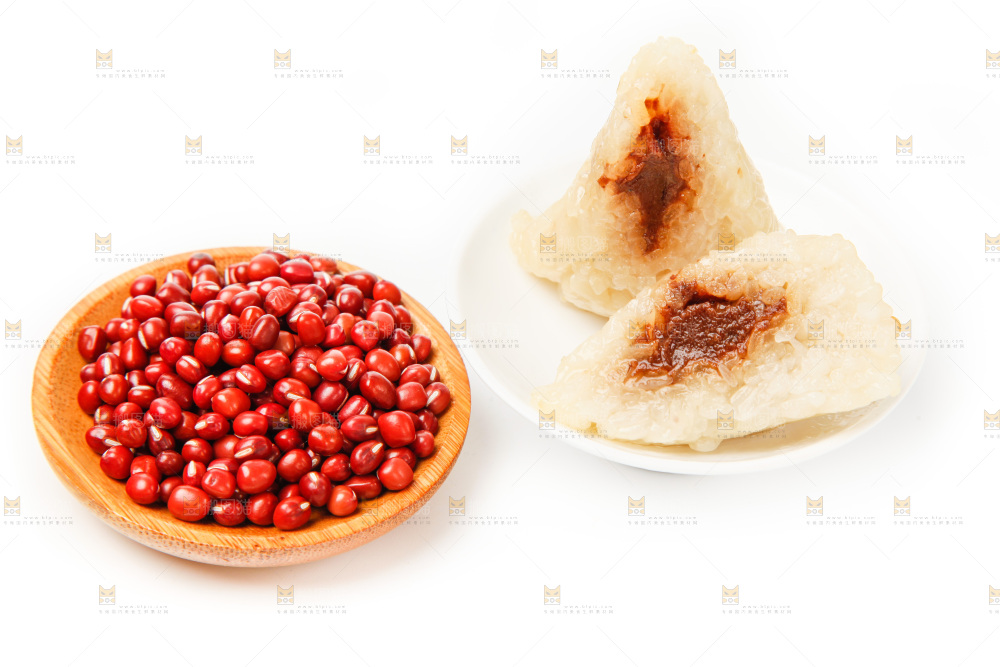 白底上放着粽子和粽子食材