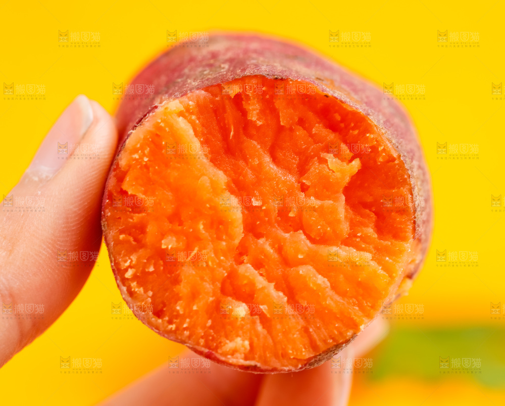 手里拿着红薯