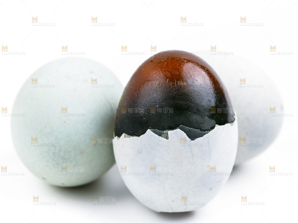 白底上放着新鲜松花皮蛋