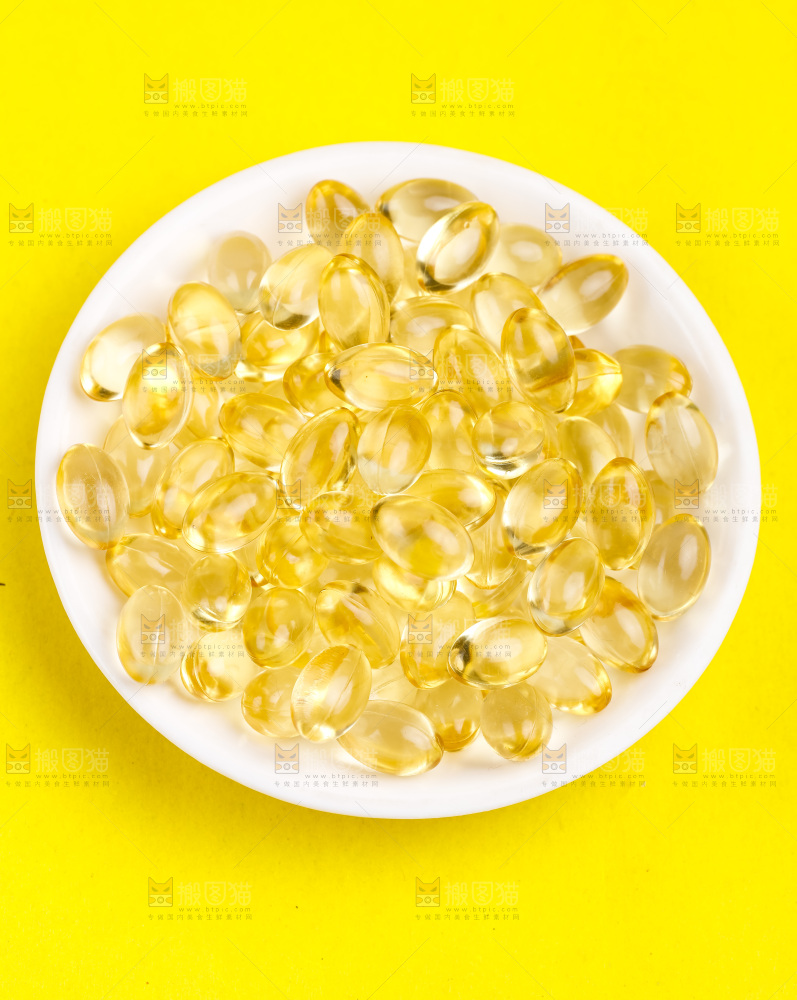 浅底上的鱼油胶囊