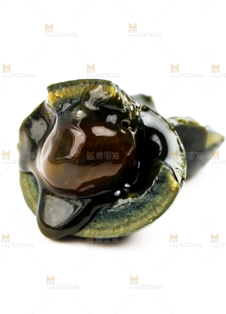 白底上放着皮鸭蛋