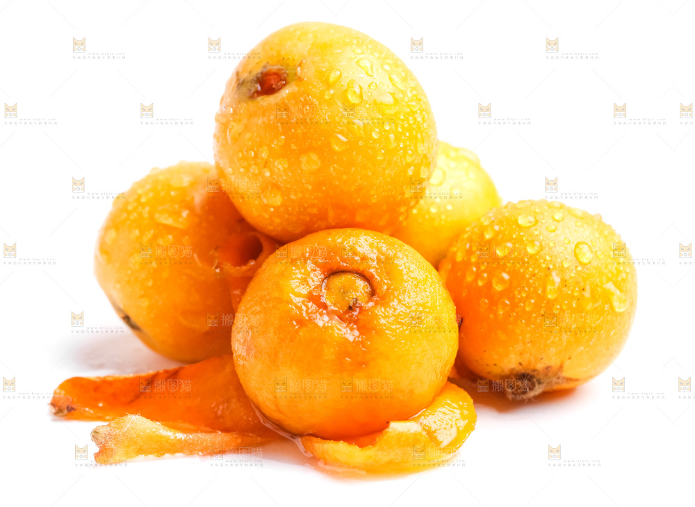 浅底上放着四川枇杷