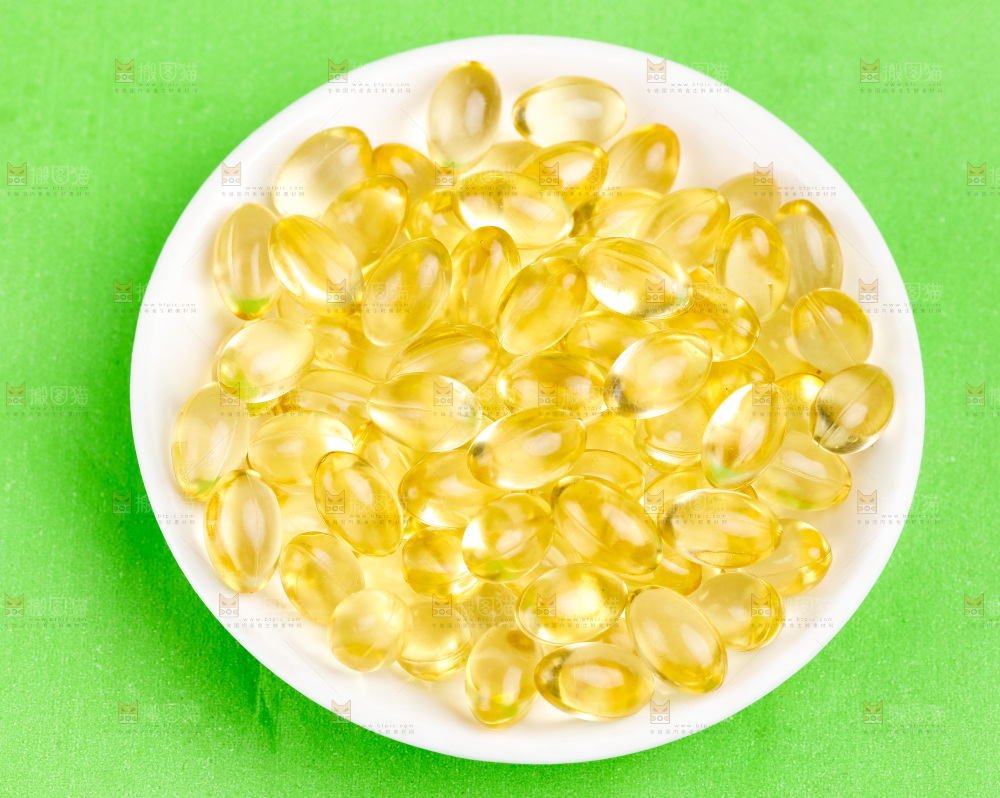 浅底上的鱼油胶囊