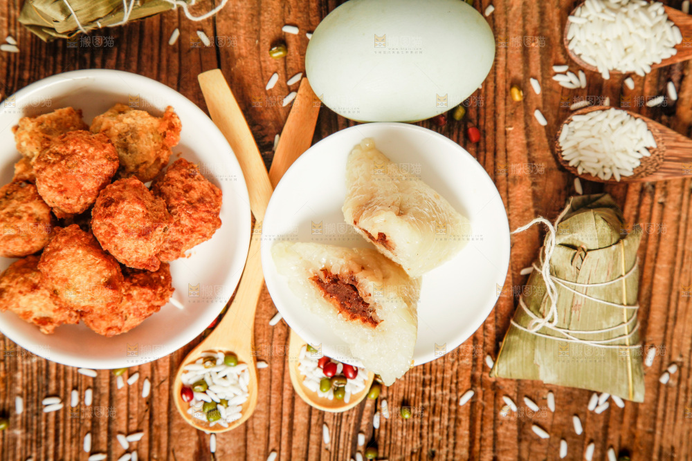 粽子和粽子食材放在木底上