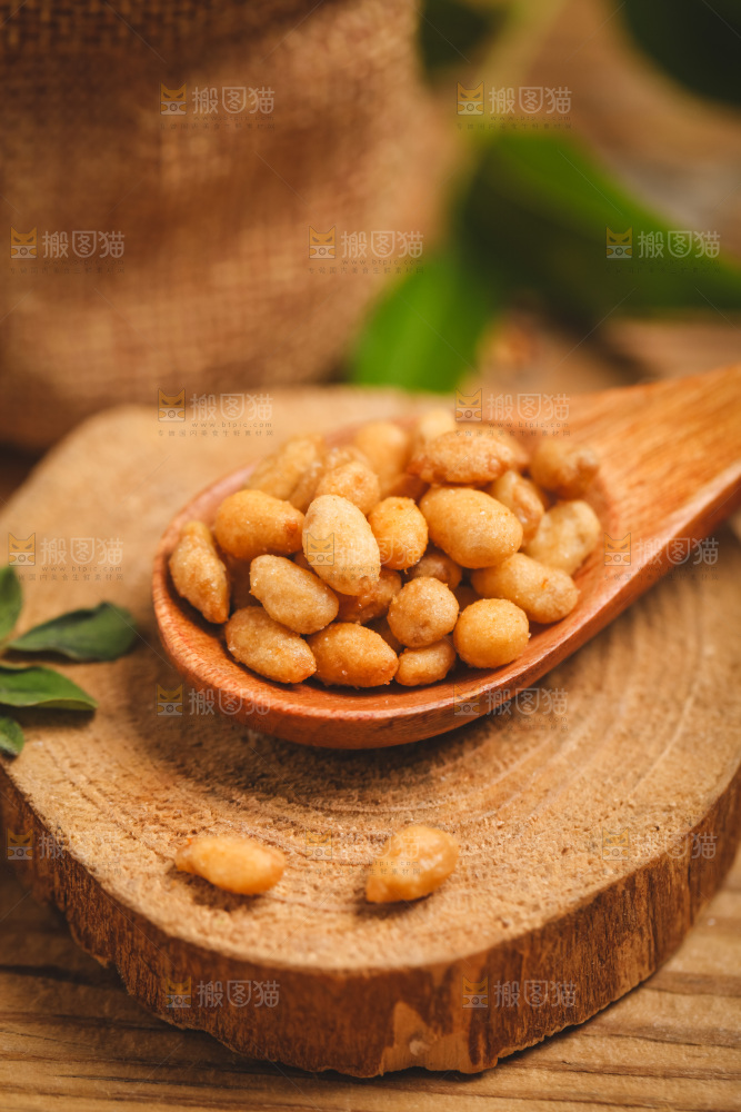 木板上放着一勺蟹黄瓜子仁