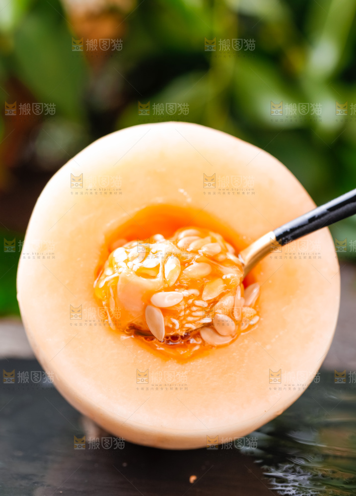 勺子里装着山东东方蜜瓜