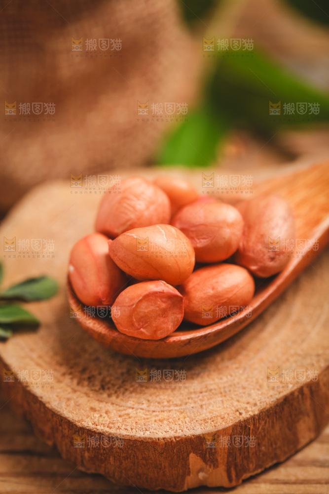 木板上放着一勺花生米