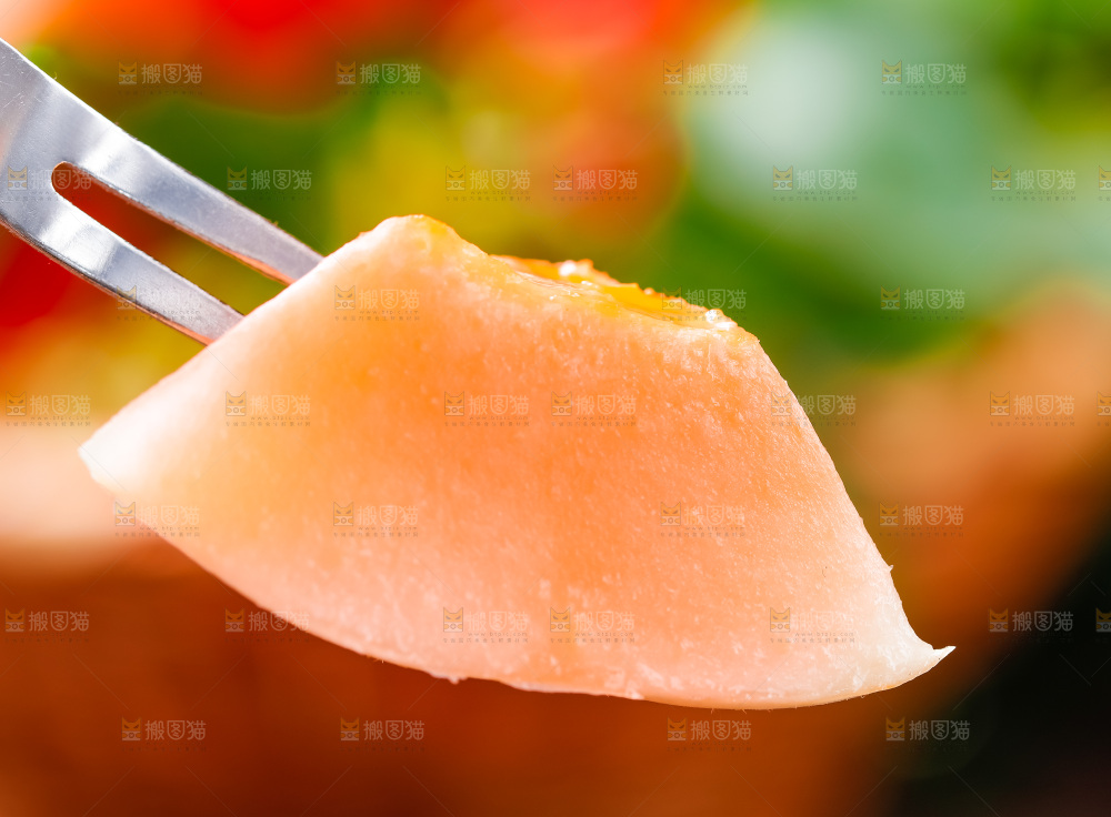 叉子叉着东方蜜瓜