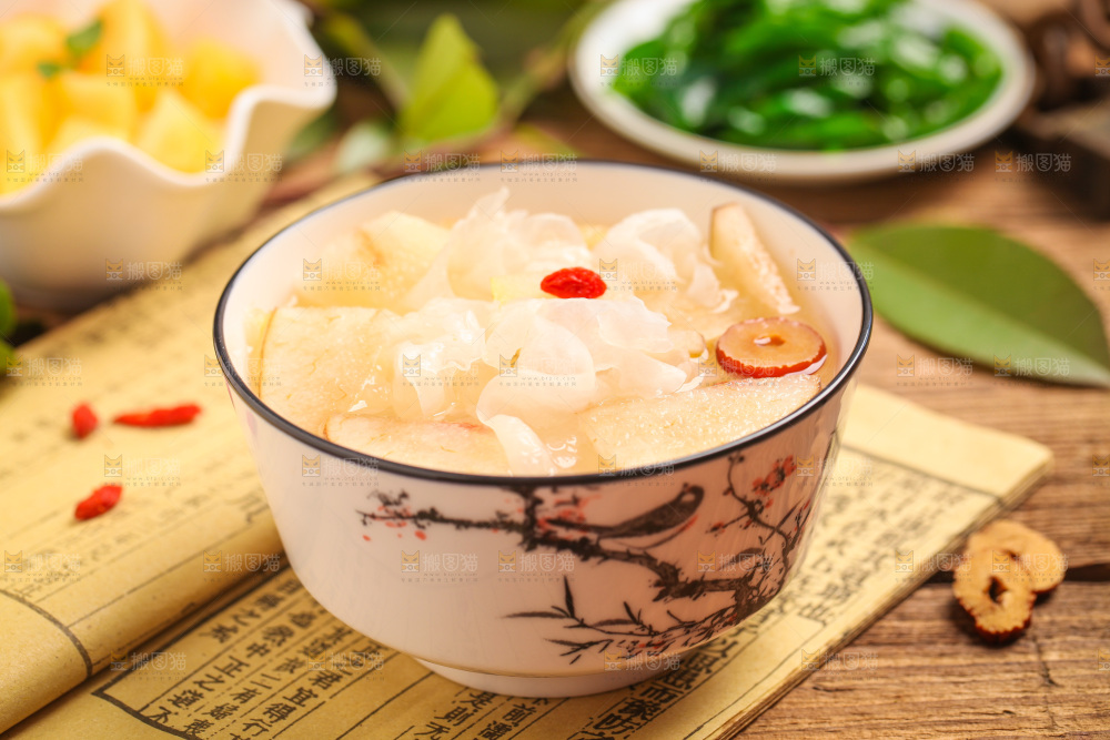 一碗银耳雪梨汤放在木底上