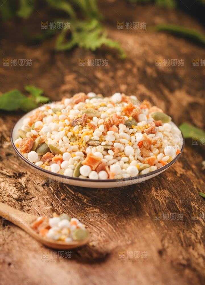 盘子里装着水果粥食材