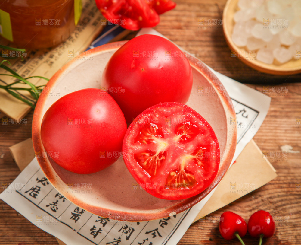 盘子里装着西红柿