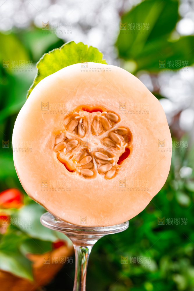 浅底上放着新鲜蜜瓜