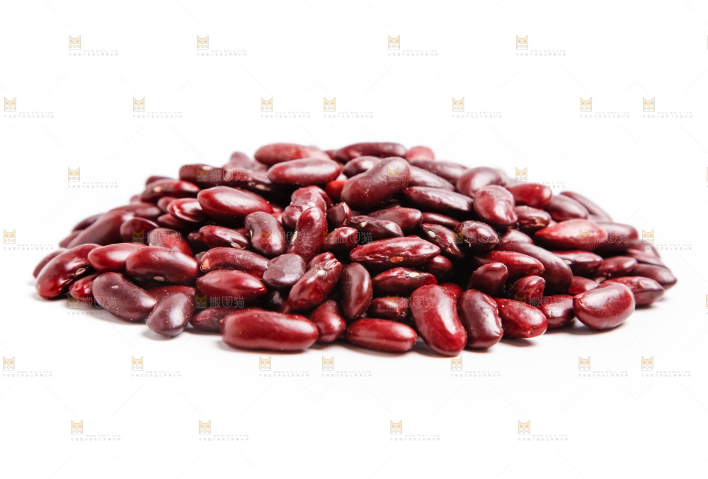 白底上放着红芸豆