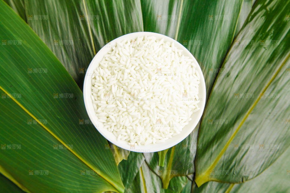 白底上的粽子食材