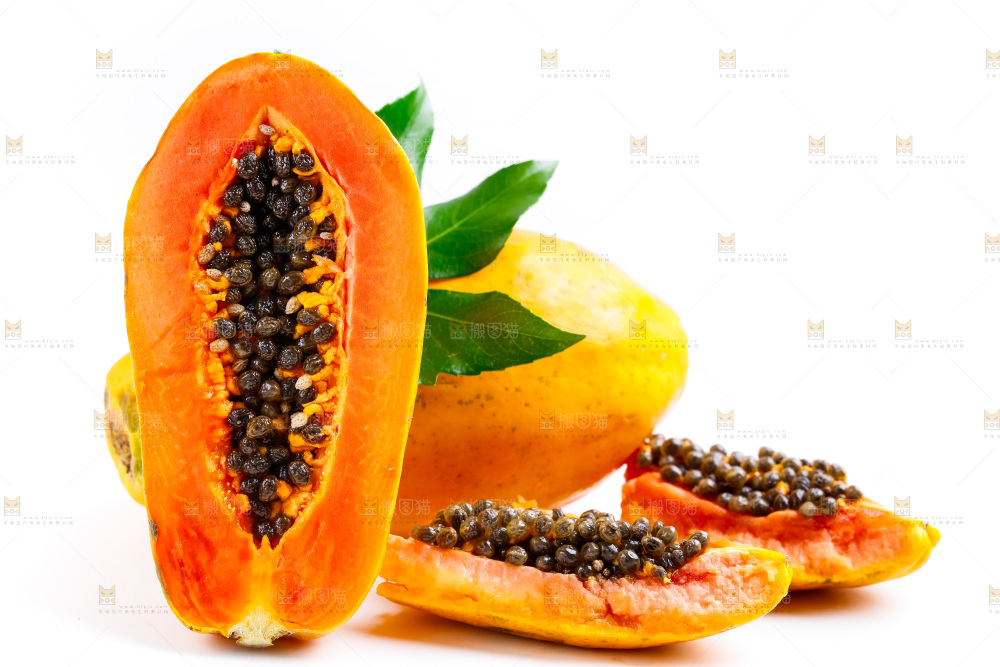 浅底上放着冰糖红心木瓜