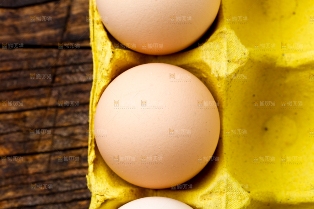 木底上的新鲜鸡蛋
