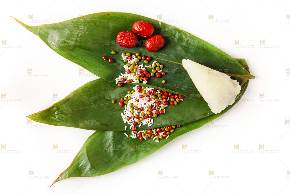 粽子和粽子食材放在白底上
