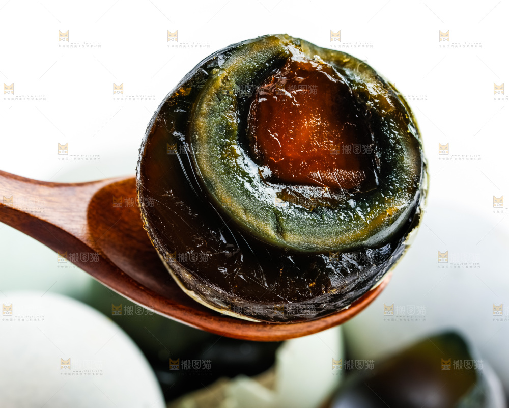 勺子里装着松花皮蛋