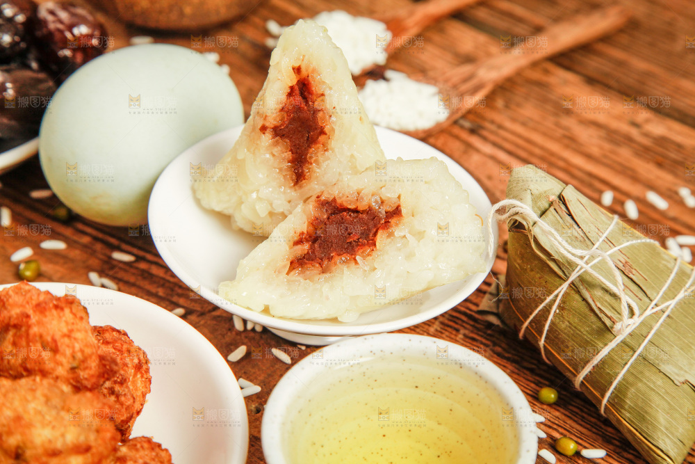 粽子和粽子食材放在木底上