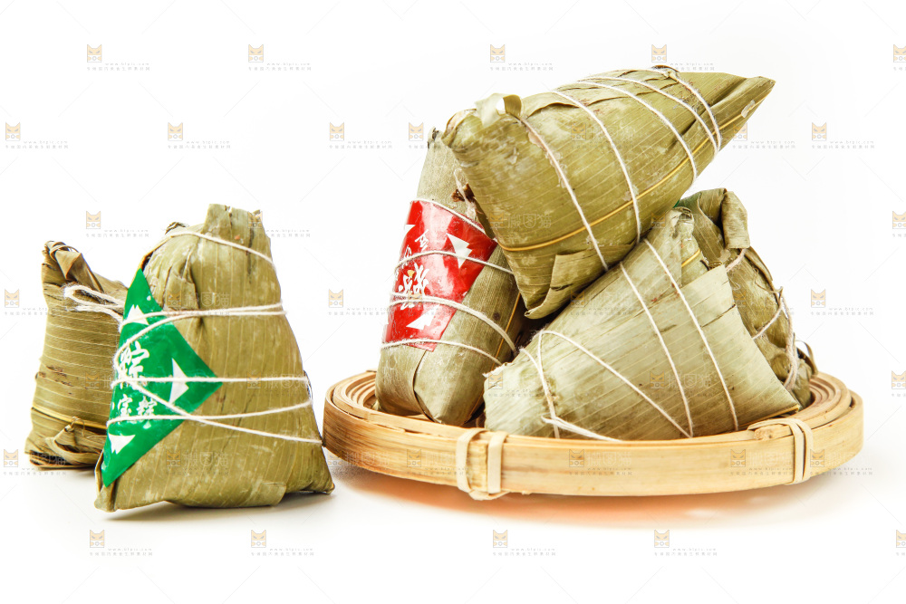 白底上放着一盘粽子