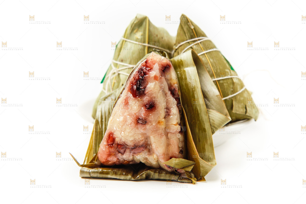 白底上放着八宝粽