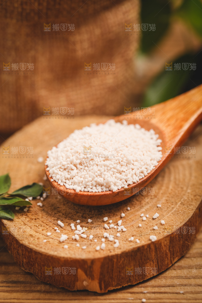 木板上放着一勺藕粉
