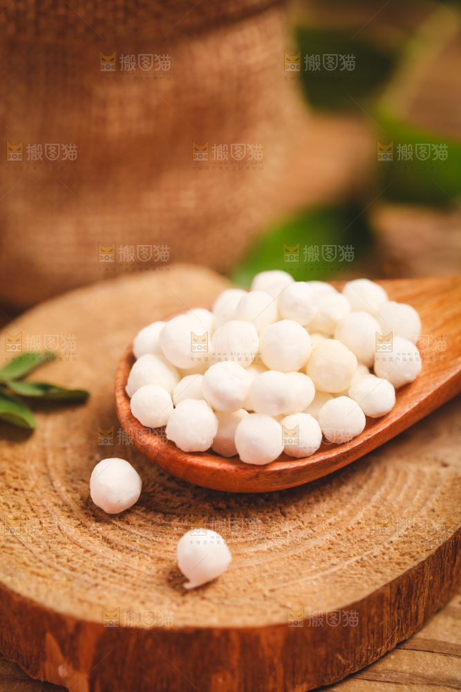 木板上放着一勺鸡头米
