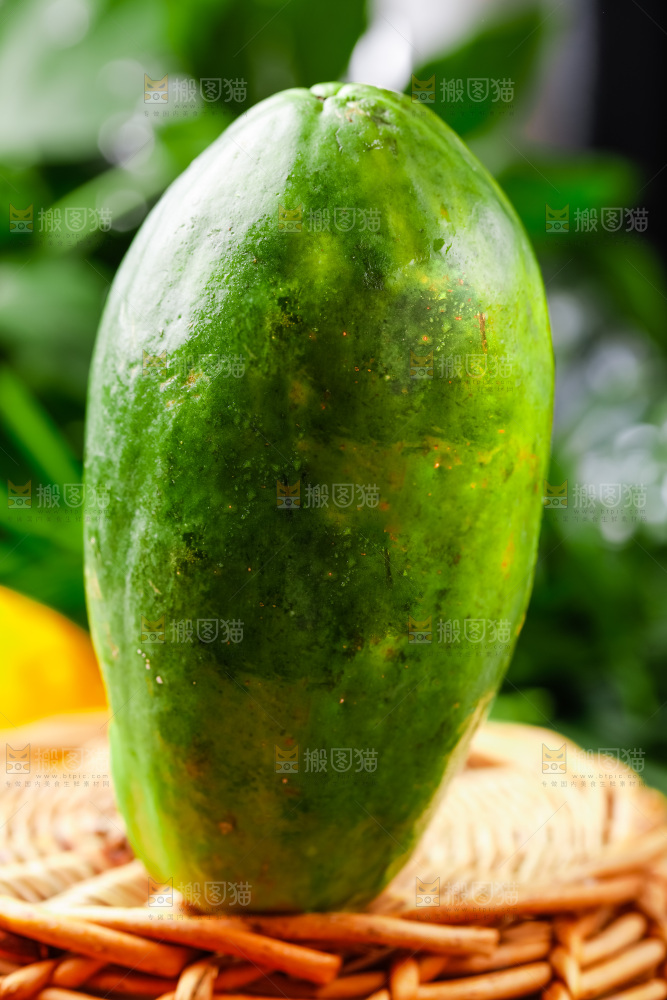 篮子上放着红心木瓜