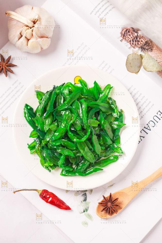 浅底上放着一盘海白菜